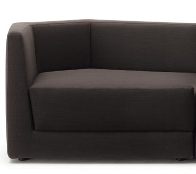 Detailaufnahme: Scope Sofa Sitzelement niedrig von Cor, dunkelbrauner Stoffbezug, modernes Design.